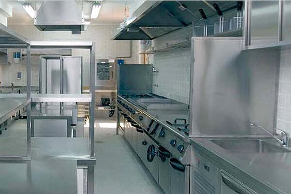 Abgedichteter Industrieboden in Großküche mit Edelstahl-Geräten