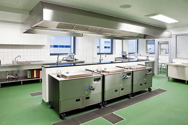 Abgedichteter grüner Industrieboden in Großküche mit Arbeitsinseln