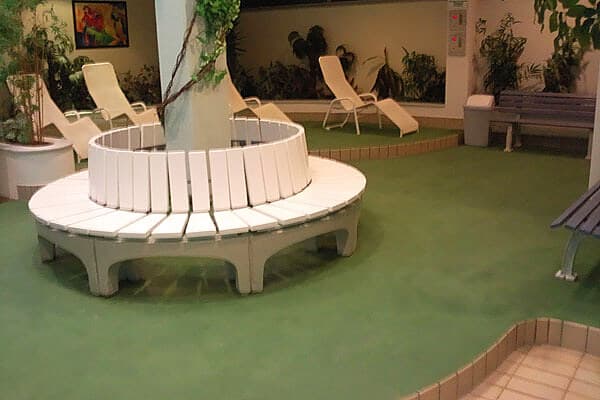 Abgedichteter Wellness-Ruheraum mit grünem Boden