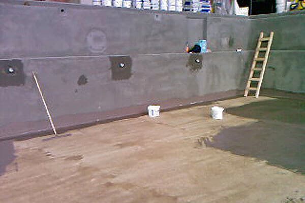 Abdichtung Schwimmbecken-Rohbau im Bauzustand