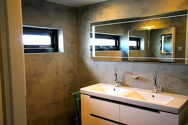 Microzement im Badezimmer — Wand und Boden fugenlos