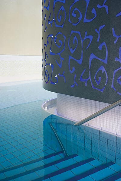 Abgedichtetes Schwimmbad mit blauen Ornament-Säulen und Mosaikfliesen