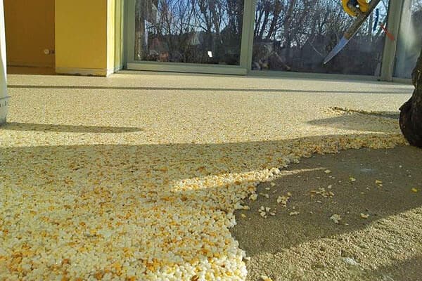 Sandfarbener Steinteppich vor Terrassentür