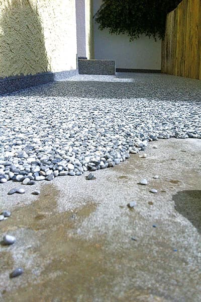 Grauer Marmorkies-Steinteppich auf Hofweg