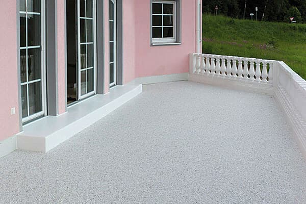 Weißer Steinteppich auf Balkon mit Balustrade